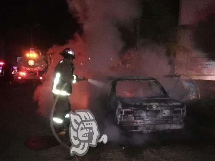 Arde auto en Villa San Martín