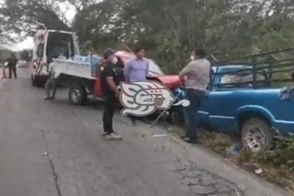 Por rebasar; chocan camionetas en Paso San Juan