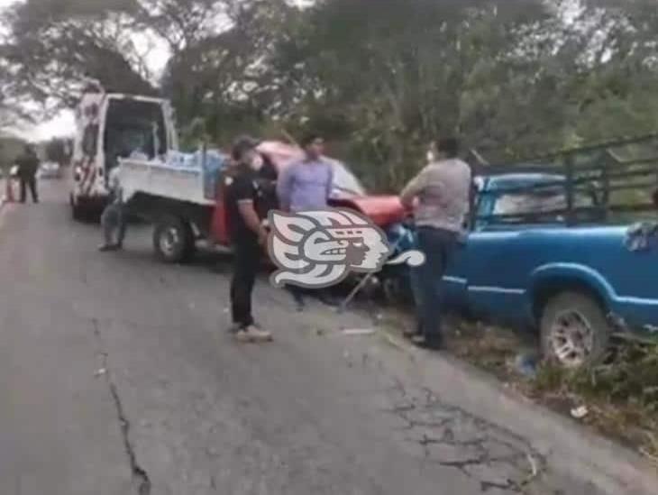 Por rebasar; chocan camionetas en Paso San Juan