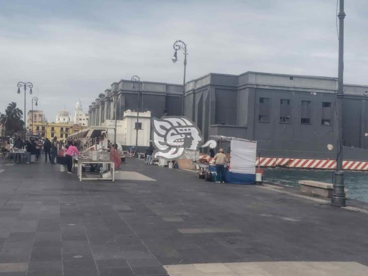 Tras “norte” turistas y locales acudieron al Malecón de Veracruz