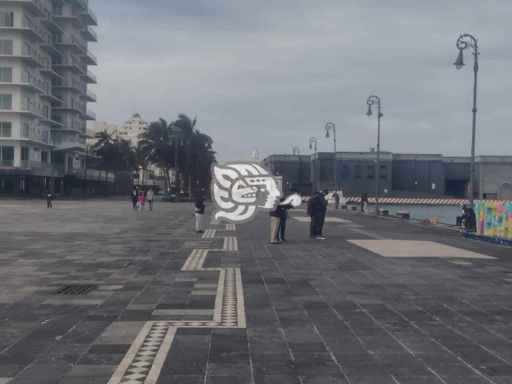 Tras “norte” turistas y locales acudieron al Malecón de Veracruz