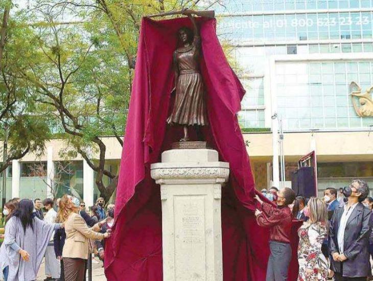 Develan esculturas femeninas