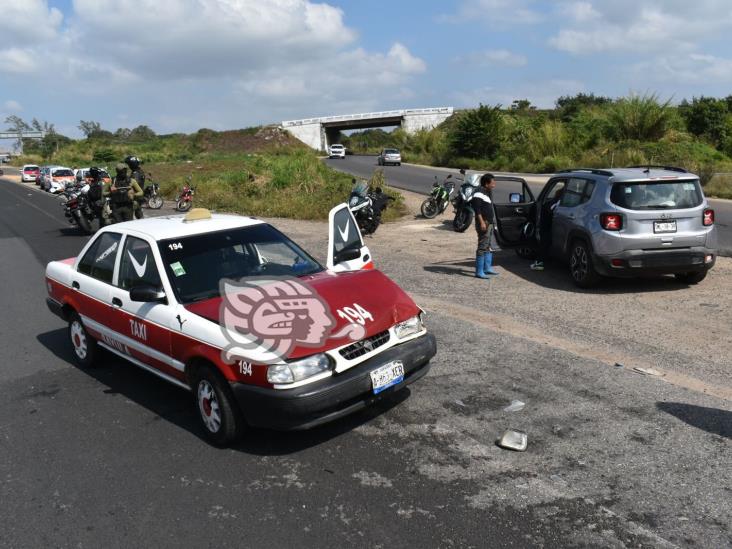 Da vuelta en U y provoca choque en la Acayucan-Sayula