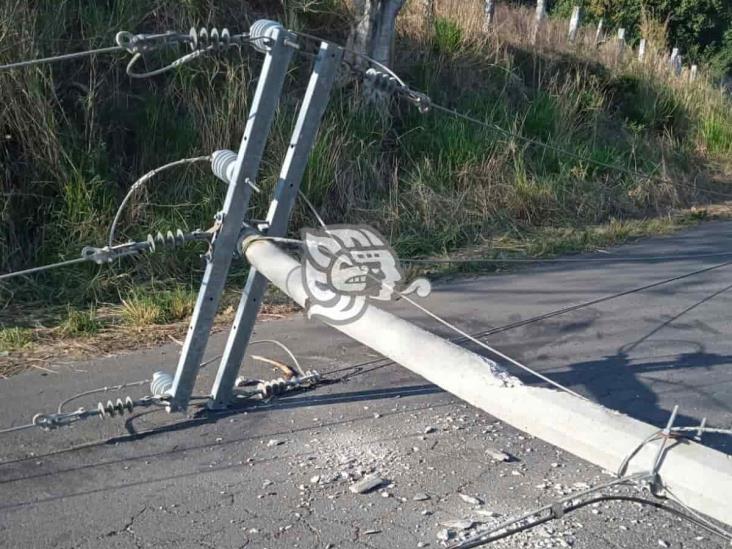 Cae poste de CFE en La Ceiba