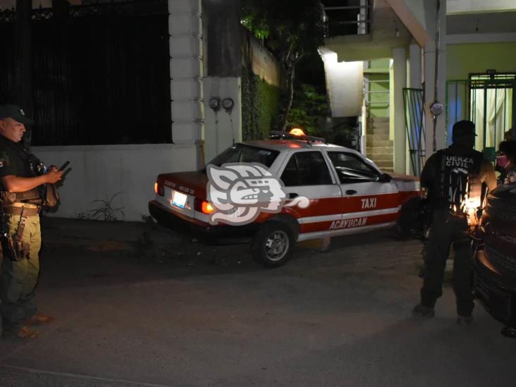En Acayucan, taxista impacta vivienda y huye