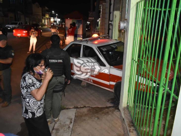 En Acayucan, taxista impacta vivienda y huye