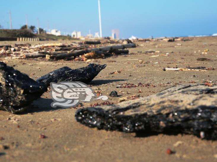 Reaparecen manchas de hidrocarburo en playas de Coatzacoalcos