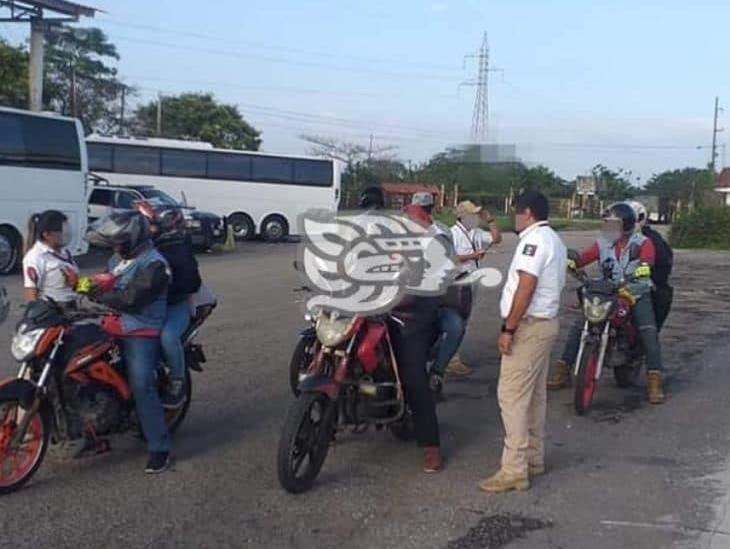 Aseguran a cubanos cruzando Tabasco y Veracruz en motocicleta