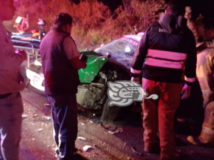 Cuatro heridos en aparatoso choque de taxi contra camión en la Xalapa- Alto Lucero