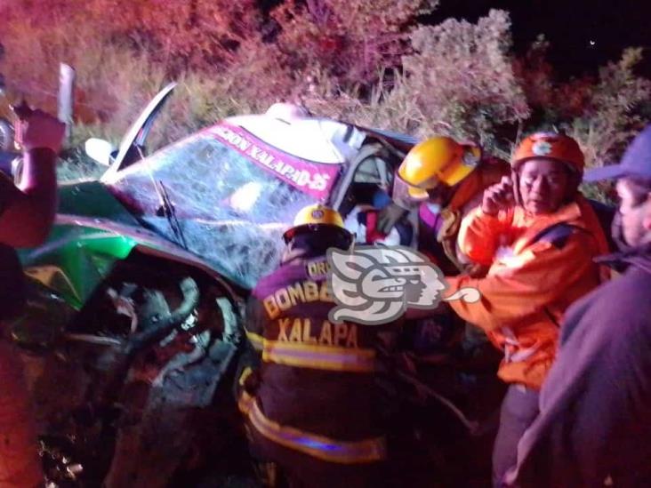 Cuatro heridos en aparatoso choque de taxi contra camión en la Xalapa- Alto Lucero