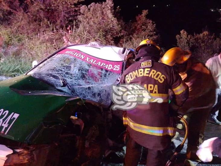 Cuatro heridos en aparatoso choque de taxi contra camión en la Xalapa- Alto Lucero