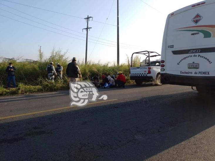 Se accidenta camioneta que trasladaba migrantes en la Costera; 9 heridos