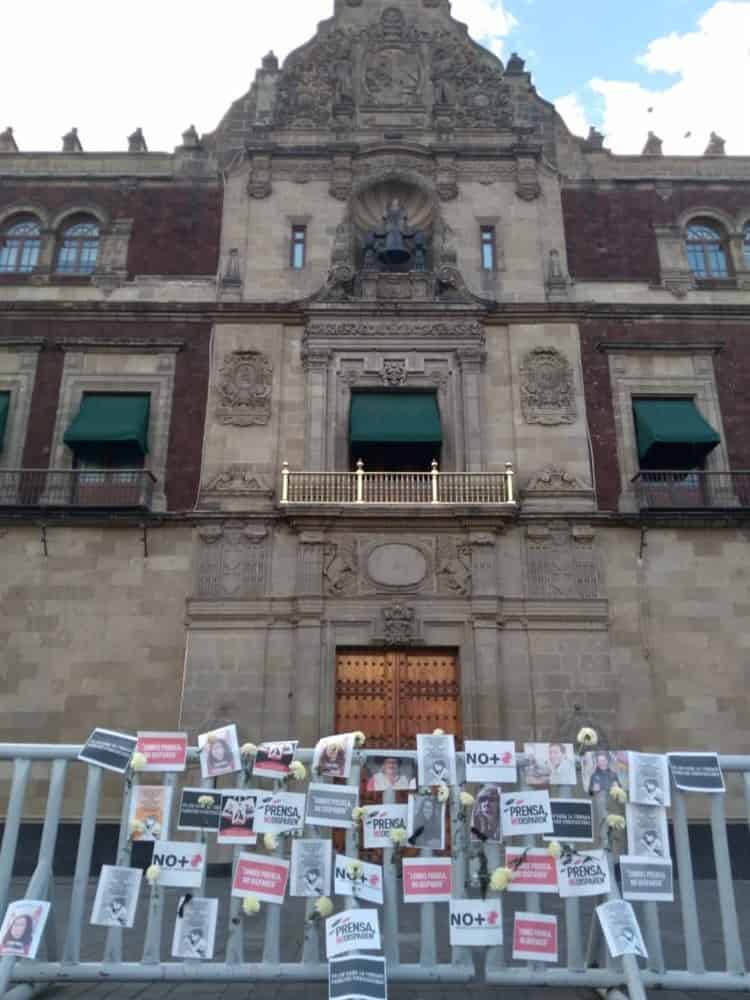 Periodismo en riesgo, periodistas protestan al exterior de Palacio Nacional
