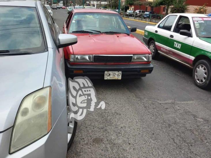 Ebrio conductor causa daños a varios autos en Rébsamen