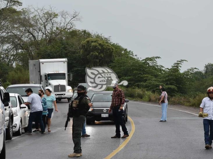 Vuelca familia en San Juan Evangelista; muere menor de 10 años