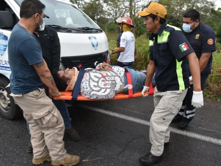 Vuelca familia en San Juan Evangelista; muere menor de 10 años