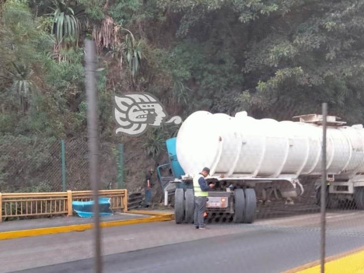 Por choque, cierran circulación sobre el puente Metlac