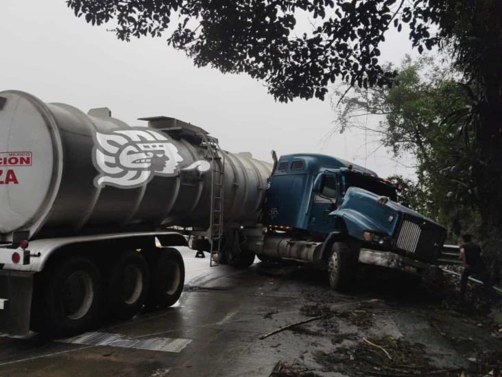 Por choque, cierran circulación sobre el puente Metlac