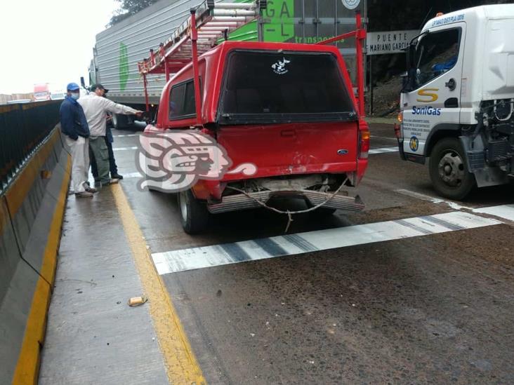 Por choque, cierran circulación sobre el puente Metlac