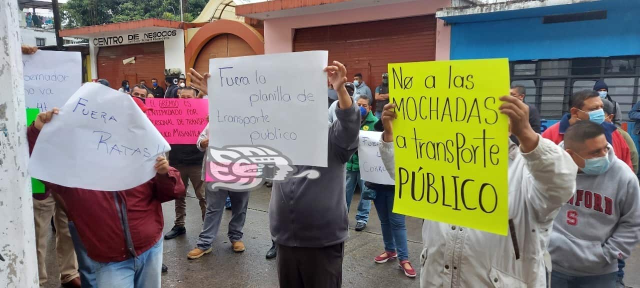 Toman taxistas oficinas de Transporte Público en Misantla