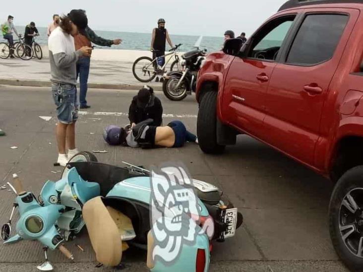 Joven motociclista resulta lesionado tras ser impactado por camioneta
