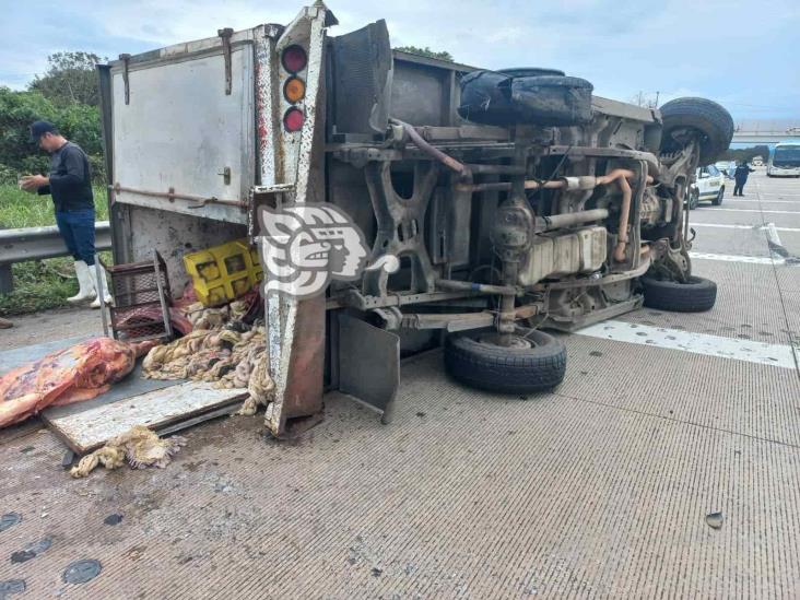 Camioneta cargada de carne vuelca en autopista Cosolea-Nuevo Teapa