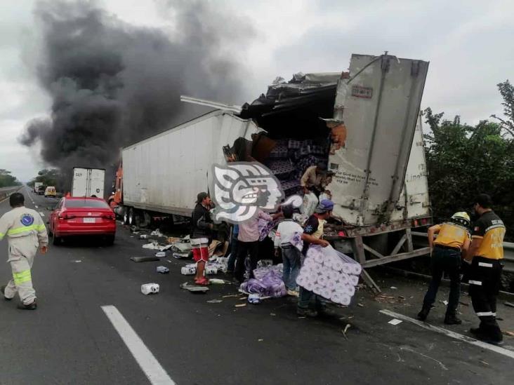 Choque e incendio en autopista; trailero muere arrollado