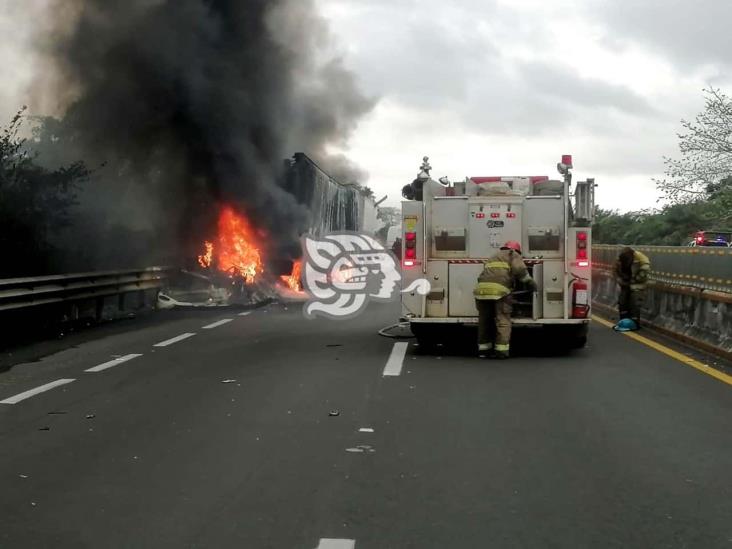 Choque e incendio en autopista; trailero muere arrollado