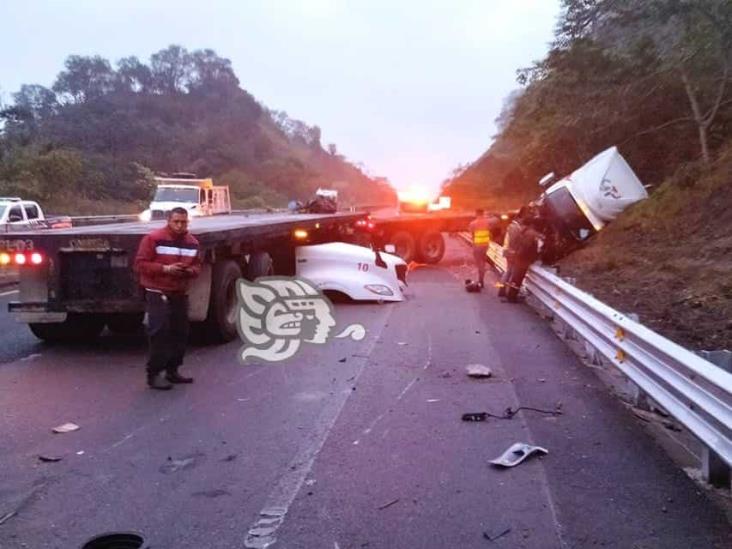 Tráiler vuelca sobre el libramiento de Xalapa; hay dos lesionados