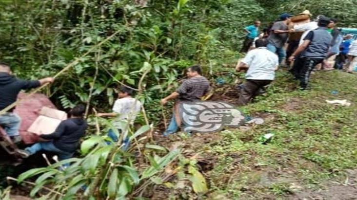 Camión casi cae a barranco en comunidad de Omealca