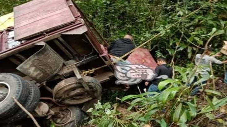 Camión casi cae a barranco en comunidad de Omealca