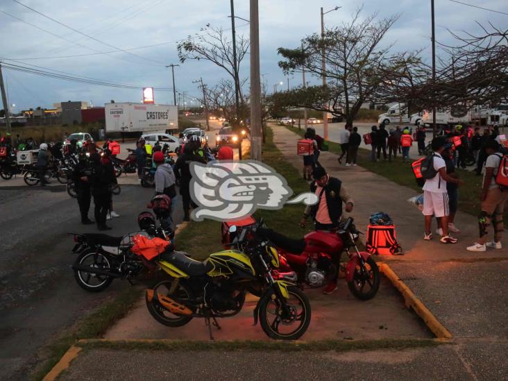 Marcha termina en bloqueo en Coatzacoalcos; exigen justica por César Isaac