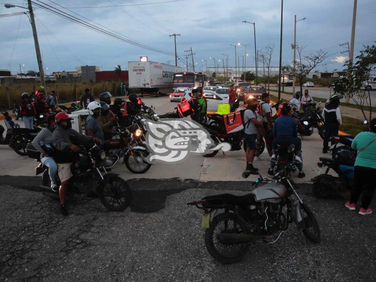 Marcha termina en bloqueo en Coatzacoalcos; exigen justica por César Isaac