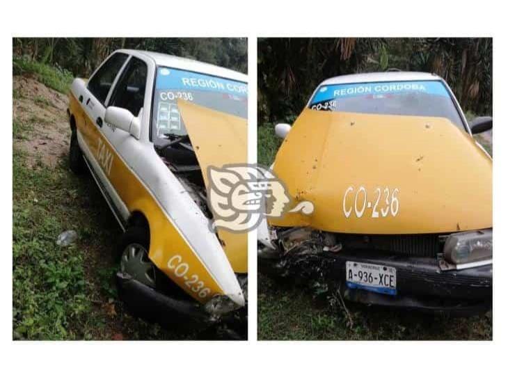 En localidad de Córdoba, abandonan taxi chocado