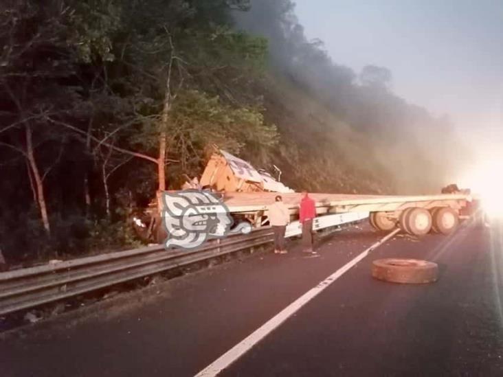 Tráiler vuelca sobre el libramiento de Xalapa; hay dos lesionados