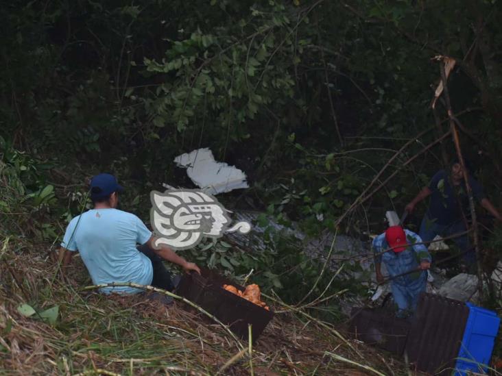 Camioneta con pollos se va a barranco en retorno Sayula-Acayucan