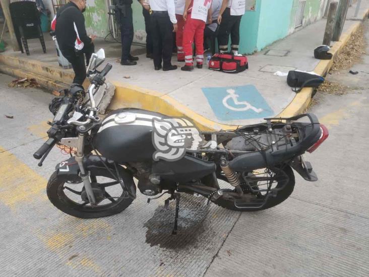 Motociclista resulta lesionado tras sufrir accidente