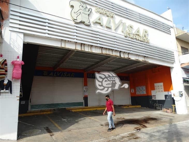 Tras incendios, acuerdan demoler tienda Alvisar de Misantla