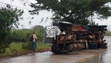 Se vuelca camión en Nanchital