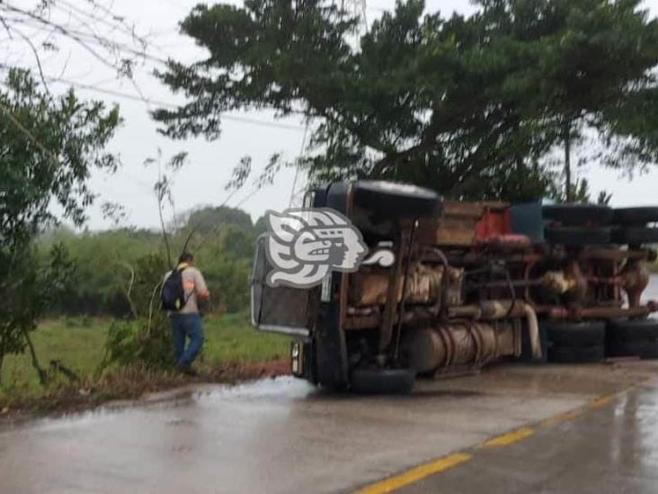 Se vuelca camión en Nanchital