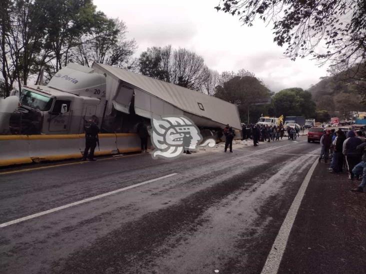 Vuelca tráiler en Nogales; impiden a rapiñeros robar la carga