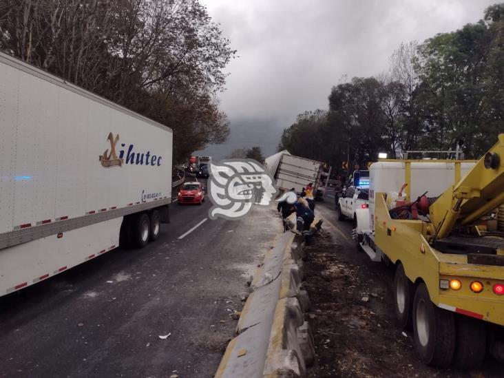 Vuelca tráiler en Nogales; impiden a rapiñeros robar la carga