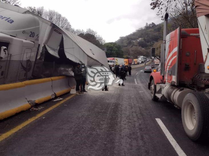 Vuelca tráiler en Nogales; impiden a rapiñeros robar la carga