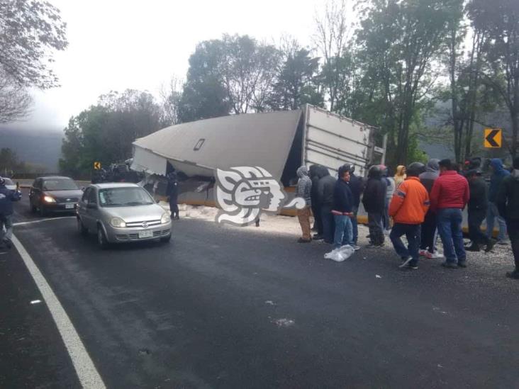 Vuelca tráiler en Nogales; impiden a rapiñeros robar la carga