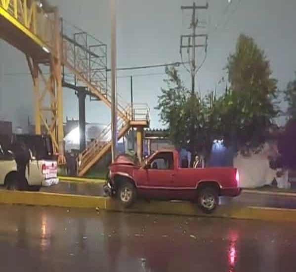 Camioneta choca contra poste de alumbrado en Banderilla