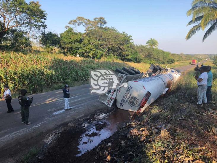 Vuelca pipa en la Costera en Acayucan; muere mujer