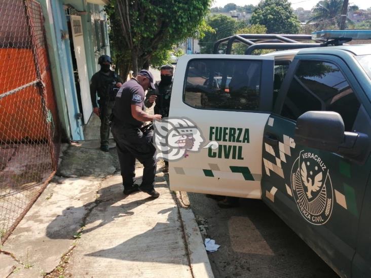 Por alerta de hombre armado, Fuerza Civil inspecciona camión en Acayucan
