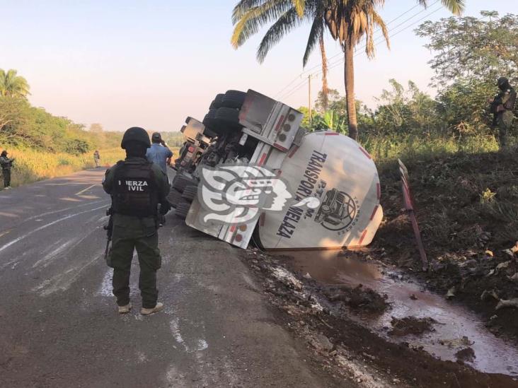 Vuelca pipa en la Costera en Acayucan; muere mujer