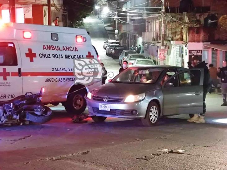 Mujer choca contra moto de Fuerza Civil en Xalapa