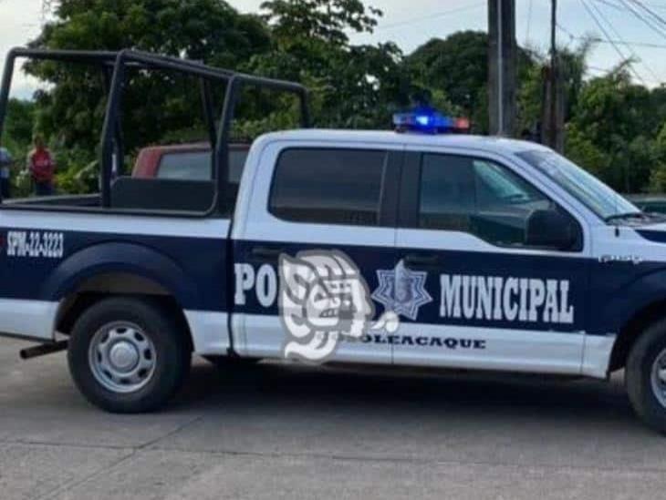 Roban vehículo estacionado en calles de Cosoleacaque